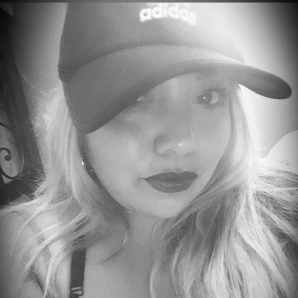 Meet your Posher, Nicole - Picture 2 of 2